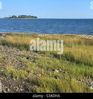 Blick am Silver Sands Beach vorbei in Richtung Charles Island, Silver Sands State Park, Milford, New Haven County, Connecticut, USA Stockfoto