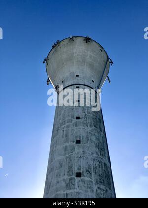 Alter Wasserturm mit Radio und Handy-Masten, gegen klaren blauen Himmel. Les Yvelines, Frankreich. Stockfoto