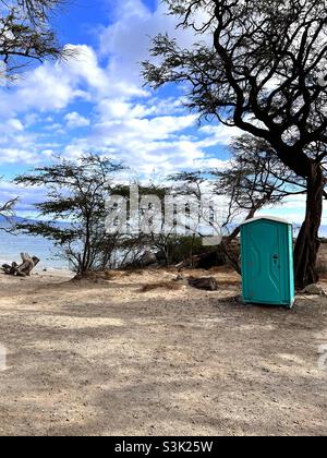 Blaue tragbare Toilette am Strand auf Maui. Stockfoto