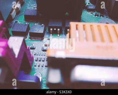 Altes PC-Mainboard aus den frühen 2000er Jahren. Stockfoto