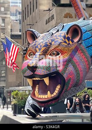 Die alebrijes werden während der Mexico Week im Rockefeller Center plaza in Midtown Manhattan, 2021. Oktober, NYC, USA, ausgestellt Stockfoto