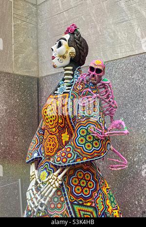 Die Statue von La Catrina wurde im Rockefeller Center, Plaza, während der Feier der Mexiko-Woche, 2021. Oktober, NYC, USA, ausgestellt Stockfoto