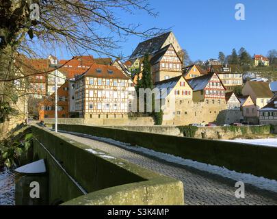 Alte mittelalterliche Brücke über den Fluss Kocher und Gebäude der Altstadt von Schwäbisch Hall in Deutschland Stockfoto