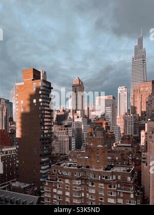Apartmenthäuser in Murray Hill, von einem Dachgarten aus gesehen, NYC, 2021, USA Stockfoto