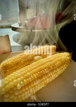 Heiß gebutterter Mais auf dem Cob Stockfoto