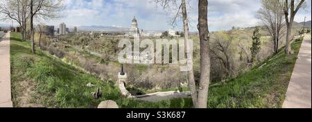 Ein Panoramablick auf Salt Lake City im Hintergrund und Memory Grove im Vordergrund. Stockfoto