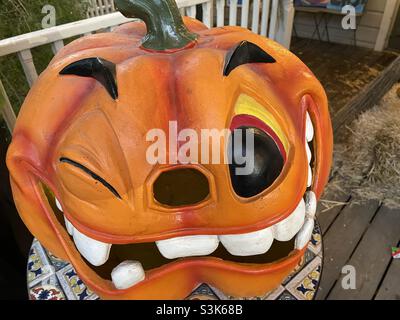 Eine große und kitschige Kürbisdekoration beim „WitchFest“ im Salt Lake Valley von Utah, USA, im Gardner Village. Stockfoto
