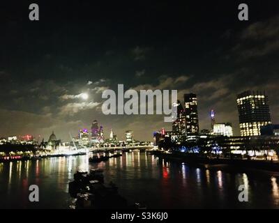 Die Themse blickt von der Waterloo Bridge nach Osten Stockfoto