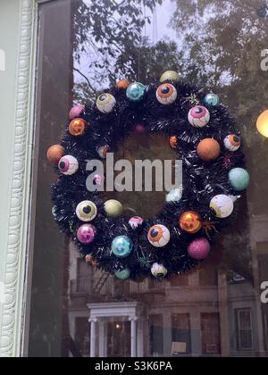 Gruseliger Halloween-Kranz an der Eingangstür Stockfoto