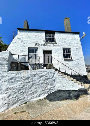 The Ship Inn am Hafen von Porthleven, Cornwall, August. Stockfoto