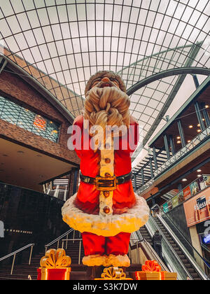 Riesige Statue des Weihnachtsmannes im Einkaufszentrum Bristol Cabot Circus Stockfoto
