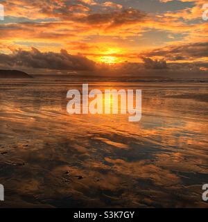 Westward Ho! Strand bei Sonnenuntergang, Devon, England, Vereinigtes Königreich. Stockfoto
