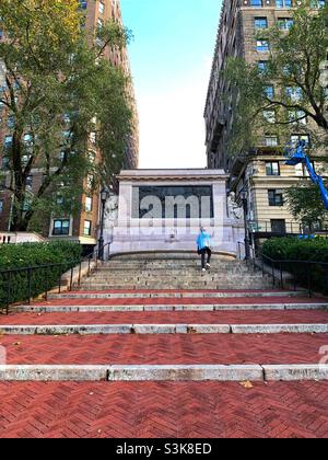 Feuerwehrdenkmal, Manhattan, New York City. Ein Mann, der sein Skateboard trägt. Stockfoto