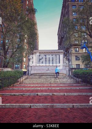 Feuerwehrdenkmal, Manhattan, New York City. Ein Mann, der sein Skateboard trägt. Stockfoto