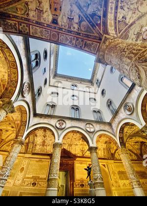 Der erste Innenhof des Palazzo Vecchio in Florenz, Italien. Der Palazzo, ein Symbol der Renaissance-Stadt, war zu einer Zeit Sitz der florentinischen Regierung und beherbergt heute ein Museum Stockfoto