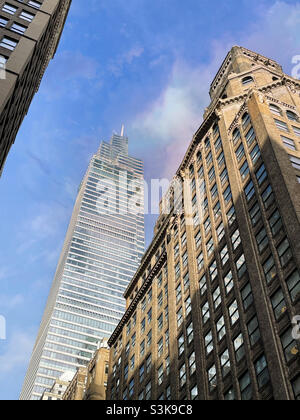 Bürogebäude und ein Vanderbilt von der Madison Avenue aus gesehen Looking Up, 2021, New York City, USA Stockfoto