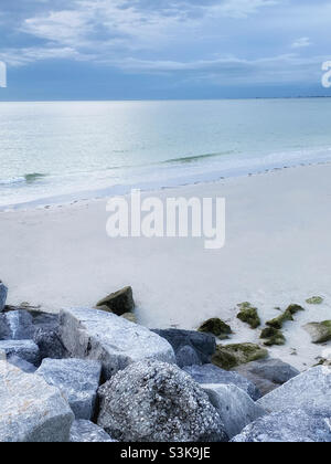 Bewölkt Sonnenuntergang in Pass-A-Grille, Florida Stockfoto