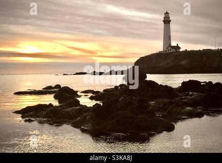 Der historische Pigeon Point Leuchtturm in der Nähe von Pescadero, Kalifornien. Er wurde 1871 erbaut und ist der höchste Leuchtturm an der Westküste Amerikas Stockfoto