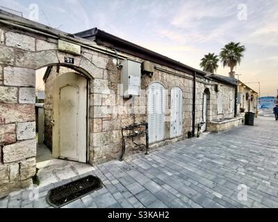 Ein wunderschönes altes Gebäude in der Agripastraße in Jerusalem, Israel. Stockfoto