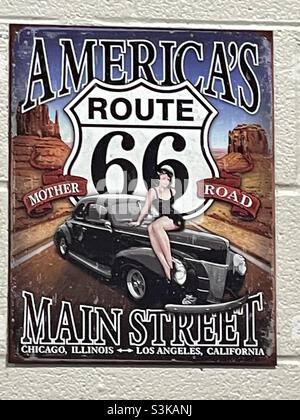 Ein Plakat an der Wand einer Autowerkstatt, das die berühmte amerikanische Straße Route 66, Amerikas Mutter Straße, zeigt. Stockfoto
