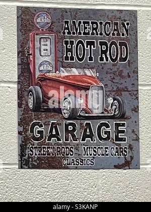 Ein Poster an der Wand einer Autowerkstatt, das den klassischen amerikanischen Hot Rod zeigt. Stockfoto
