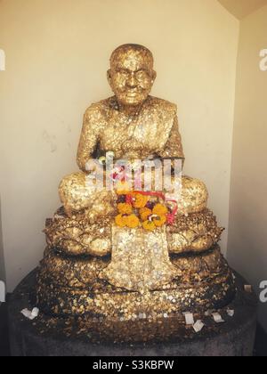 Statue von Luang Phor Thuad mit Blattgold bedeckt im Wat Huay Mongkol in Hua hin, Thailand Stockfoto