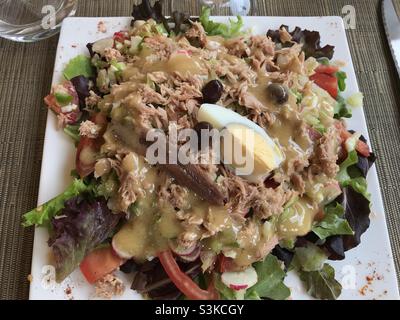 Niçoise Salat auf dem Teller im Restaurant Stockfoto