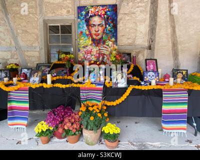 Eine Offrenda - Dia de los muertos Altar - gewidmet Frida Kahlo, in San Antonio, Texas. Stockfoto