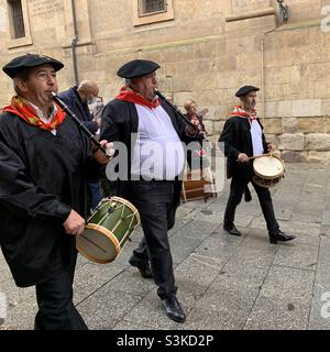 Männer in Prozession in Salamanca, Spanien während Allerheiligen Wochenende in traditionellen Kostümen und spielen traditionelle Instrumente. Stockfoto