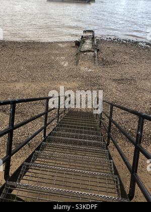 Bei Ebbe führt eine Treppe zum Ufer der Themse Stockfoto