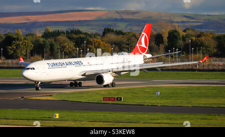 Turkish Airlines Airbus A330-300 (TC-JNT), der die Start- und Landebahn 05L nach der Landung am Flughafen Manchester am 4/11/21 verlassen hat. Stockfoto