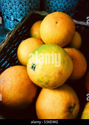 Sammlung frisch gepflückter Orangen in einer Küche in Spanien Stockfoto