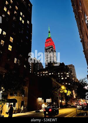 Turmlichter in Rot und Grün zu Ehren der Eröffnungsnacht der Weihnachtsskulveranstaltung 2021 mit den Radio City Rockettes in New York City Stockfoto