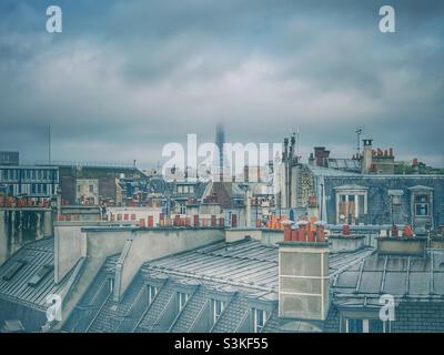 Nebliger Morgen in Paris Frankreich, mit Blick über die Dächer zum Eiffelturm Stockfoto