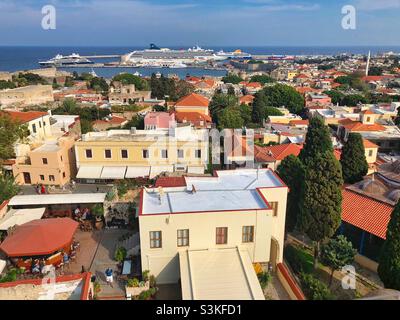 Rhodos Altstadt Blick mit dem Hafen, Griechenland. Stockfoto