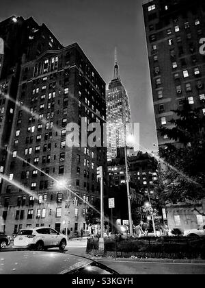 Schwarz-Weiß-Foto einer Kreuzung in New York City bei Nacht Stockfoto