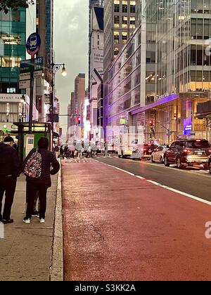 Die geschäftige New Yorker Stadtstraße nach dem Regen Stockfoto