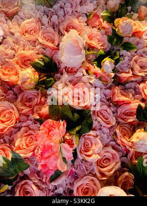 Wand aus faux Rosen Stockfoto