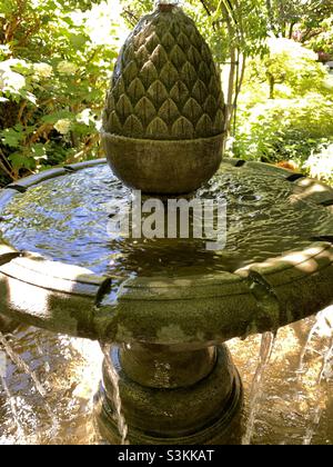 Einer von vielen Springbrunnen, die in einem lokalen Gartengeschäft in Salt Lake City, Utah, USA, sprudeln und gurgeln. Stockfoto