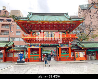 Es ist der Haupteingang des Kanda Myojin Schreins. Der Schrein ist ein schintoistischer Schrein in Chiyoda, Tokio, Japan. Es ist einer der 10 Jinja-Schreine von Tokio. Stockfoto