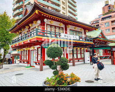 Es ist das Büro des Kanda Myojin Schreins. Der Schrein ist ein schintoistischer Schrein in Chiyoda, Tokio, Japan. Es ist einer der 10 Jinja-Schreine von Tokio. Stockfoto