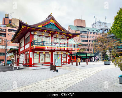 Es ist das Büro des Kanda Myojin Shrine. Der Schrein ist ein schintoistischer Schrein in Chiyoda, Tokio, Japan. Es ist einer der 10 Jinja-Schreine von Tokio. Stockfoto