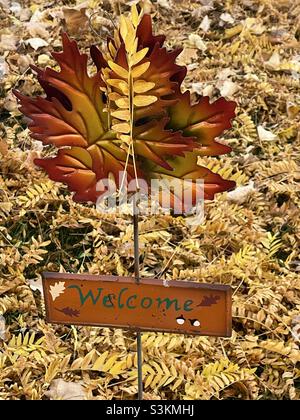 Ein einladendes herbstliches Gartendekor in einem Vorgarten, der in Utah, USA, mit gefallenen Blättern bedeckt ist Stockfoto