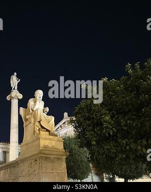 Die Statue von Sokrates und hinter Apollo auf einer Säule, beide außerhalb der Akademie von Athen, Griechenland. Beide Statuen wurden von Leonidas Drosis im Jahre 1870s geschaffen. Stockfoto