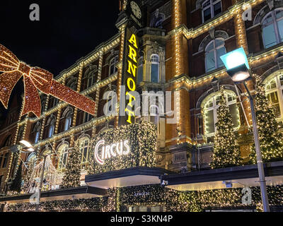 Arnotts Department Store in der Henry Street, Dublin, Irland, beleuchtet für die Winterfestzeit. Stockfoto