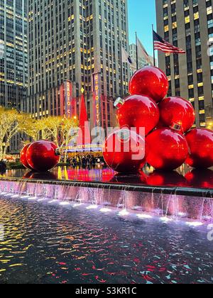 Während der Weihnachtszeit werden riesige Ornamente hoch gestapelt und hell erleuchtet gegenüber der Radio City Music Hall in Midtown Manhattan, 2021, New York City, USA Stockfoto