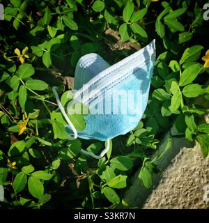 Ausrangierte Gesichtsmaske, Discovery Bay, Lantau Island, Hongkong, Juni 2020 Stockfoto