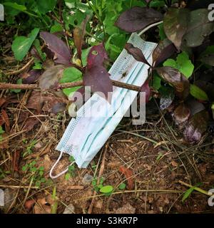 Ausrangierte Gesichtsmaske, Discovery Bay, Lantau Island, Hongkong, Juni 2020 Stockfoto