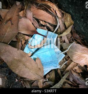 Ausrangierte Gesichtsmaske, Discovery Bay, Lantau Island, Hongkong, Juni 2020 Stockfoto