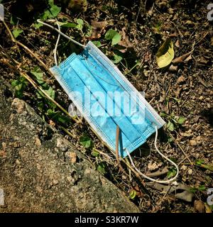 Ausrangierte Gesichtsmaske, Discovery Bay, Lantau Island, Hongkong, Juni 2020 Stockfoto